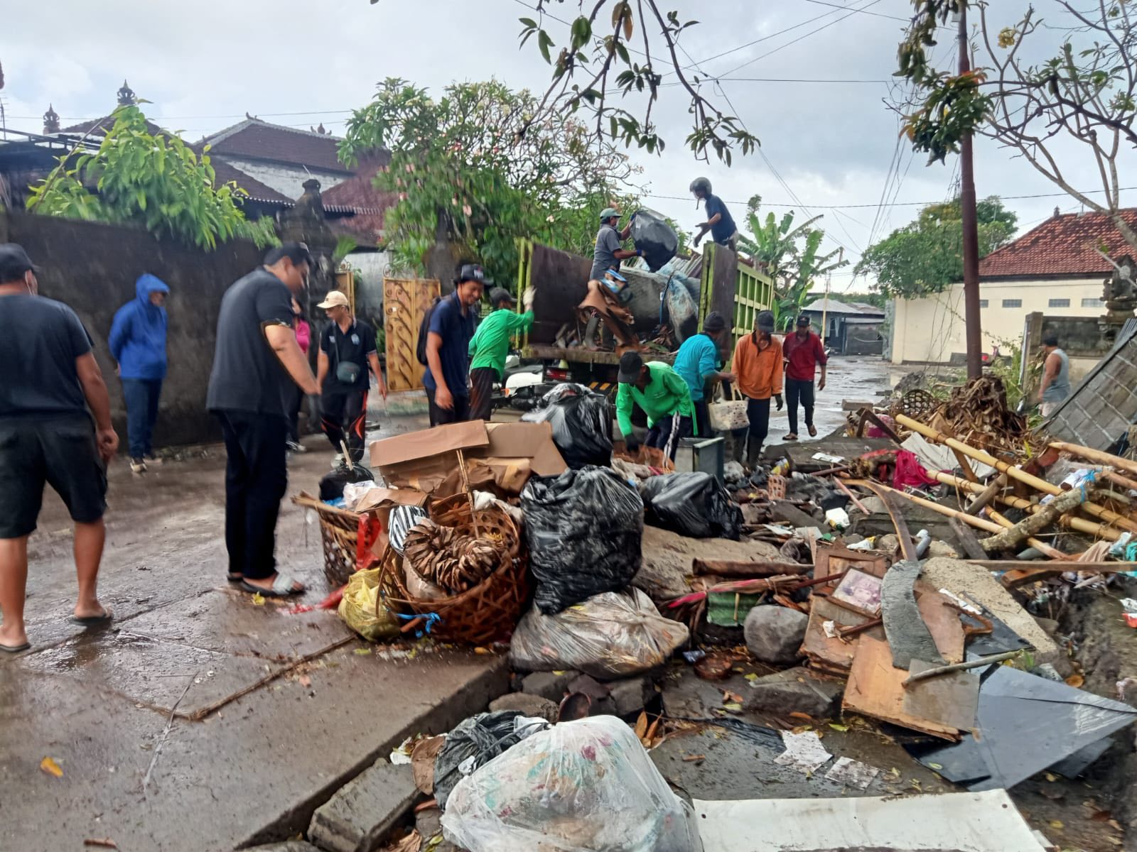 Gotong Royong Pasca Bencana Banjir di GG Lely Perbatasan antara Desa Penatih Dangin Puri dan Kesiman Kertalangu